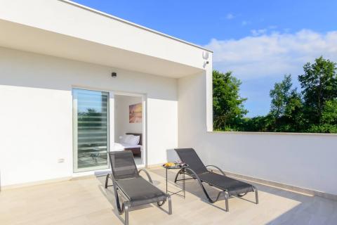 Istra, okolica Svetvinčenta, moderna villa s bazenom 