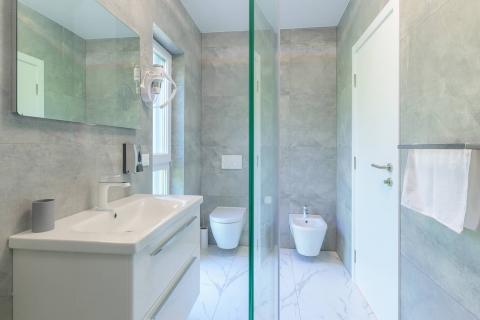 Istra, okolica Svetvinčenta, moderna villa s bazenom 