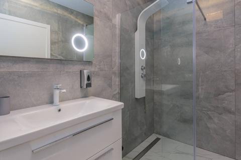 Istra, okolica Svetvinčenta, moderna villa s bazenom 