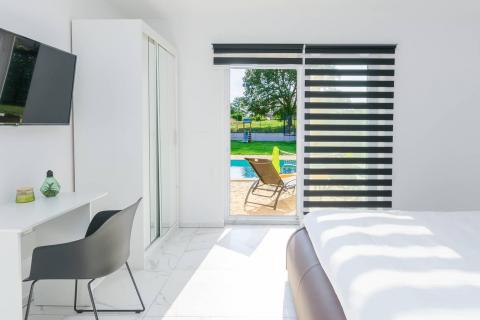 Istra, okolica Svetvinčenta, moderna villa s bazenom 