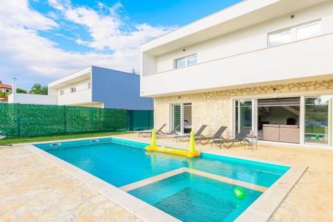 Istra, okolica Svetvinčenta, moderna villa s bazenom 