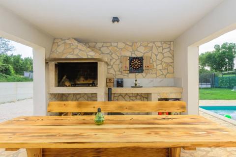 Istra, okolica Svetvinčenta, moderna villa s bazenom 