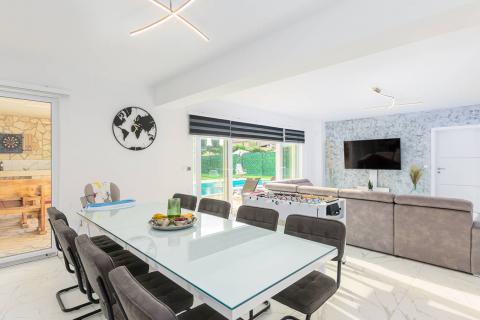 Istra, okolica Svetvinčenta, moderna villa s bazenom 