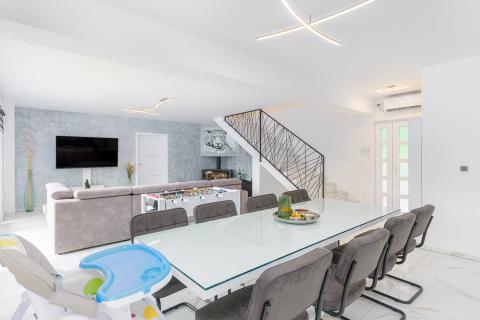 Istra, okolica Svetvinčenta, moderna villa s bazenom 