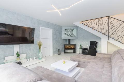 Istra, okolica Svetvinčenta, moderna villa s bazenom 