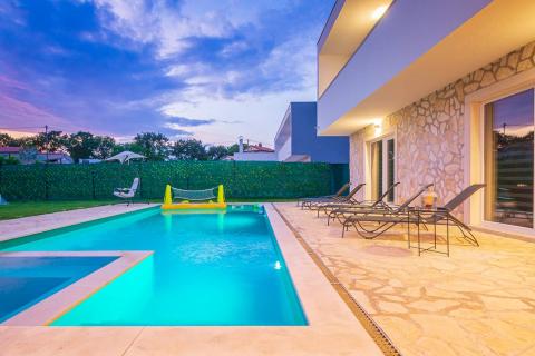 Istra, okolica Svetvinčenta, moderna villa s bazenom 