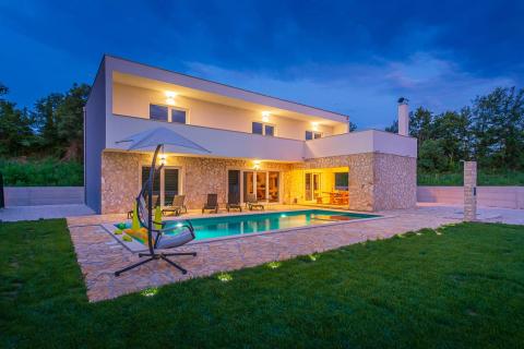 Istra, okolica Svetvinčenta, moderna villa s bazenom 