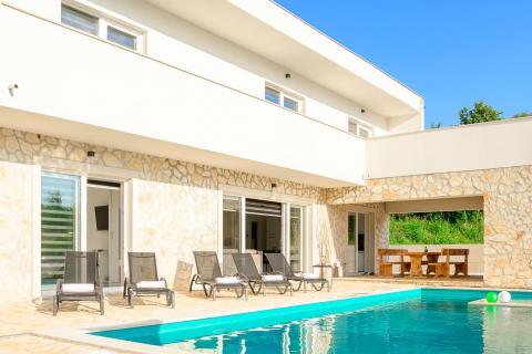 Istra, okolica Svetvinčenta, moderna villa s bazenom 