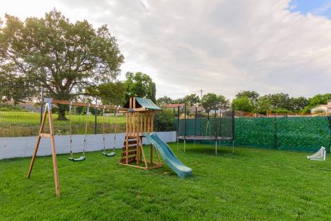 Istra, okolica Svetvinčenta, moderna villa s bazenom 