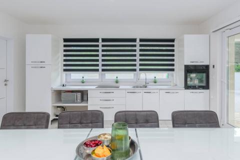 Istra, okolica Svetvinčenta, moderna villa s bazenom 