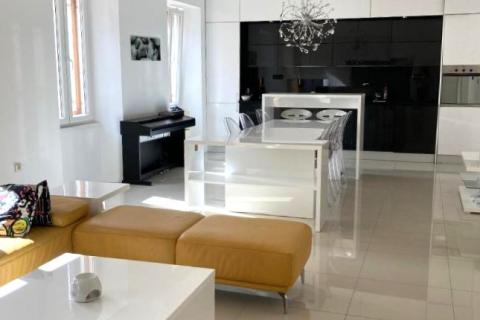 Pula centar, luksuzno uređen stan na Forumu