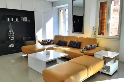 Pula centar, luksuzno uređen stan na Forumu