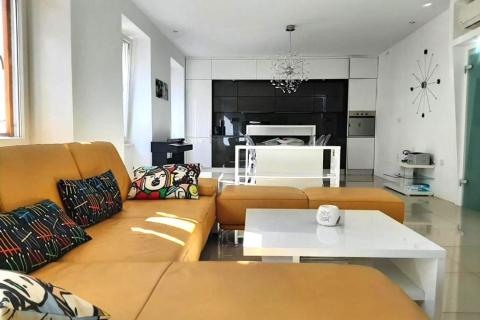 Pula centar, luksuzno uređen stan na Forumu