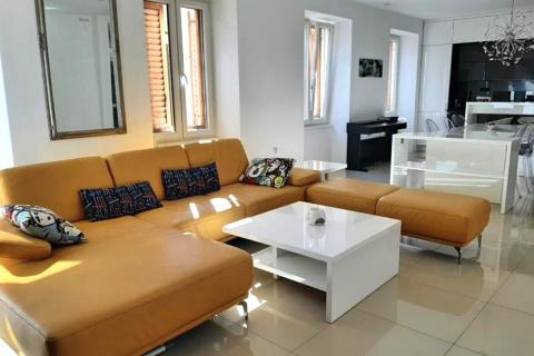 Pula centar, luksuzno uređen stan na Forumu