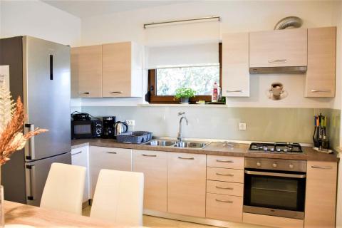 Rovinj,kuća sa otvorenim pogledom na more,450m od plaže