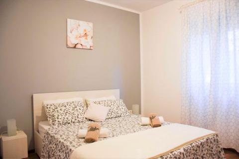 Rovinj,kuća sa otvorenim pogledom na more,450m od plaže