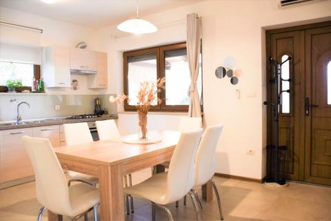 Rovinj,kuća sa otvorenim pogledom na more,450m od plaže