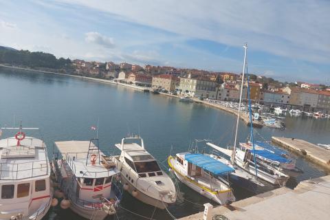 Cres, 3 skl stan na rivi od 87 m2, prvi red do mora