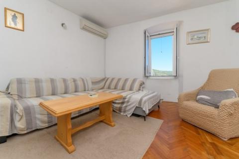 Cres, 3 skl stan na rivi od 87 m2, prvi red do mora