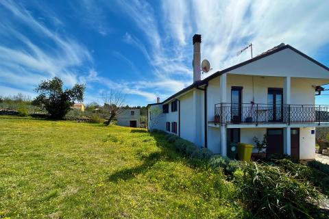 ISTRA, BUJE - Samostojeća kuća i veliko građevinsko zemlji&scaron;te