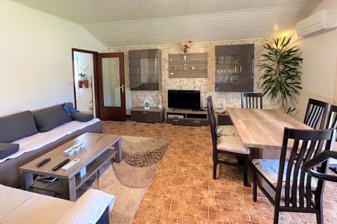 ISTRA, BUJE - Samostojeća kuća i veliko građevinsko zemlji&scaron;te