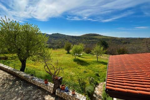 ISTRA, BUJE - Samostojeća kuća i veliko građevinsko zemlji&scaron;te