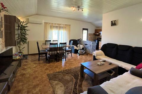 ISTRA, BUJE - Samostojeća kuća i veliko građevinsko zemlji&scaron;te