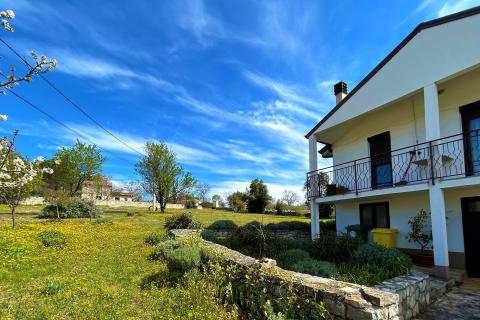 ISTRA, BUJE - Samostojeća kuća i veliko građevinsko zemlji&scaron;te