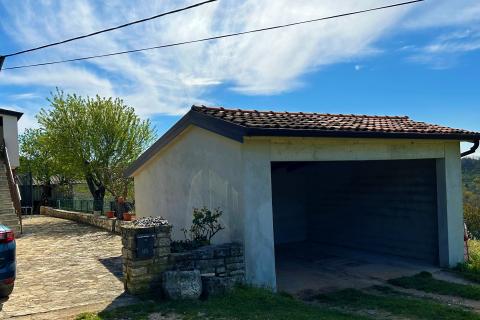 ISTRA, BUJE - Samostojeća kuća i veliko građevinsko zemlji&scaron;te