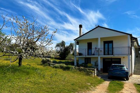 ISTRA, BUJE - Samostojeća kuća i veliko građevinsko zemlji&scaron;te