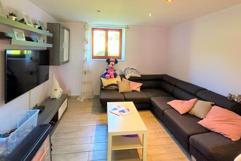 ISTRA, BUJE - Samostojeća kuća i veliko građevinsko zemlji&scaron;te