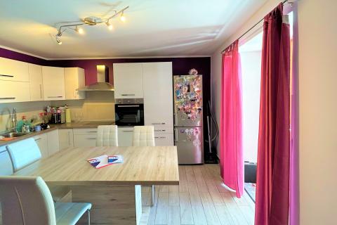 ISTRA, BUJE - Samostojeća kuća i veliko građevinsko zemlji&scaron;te