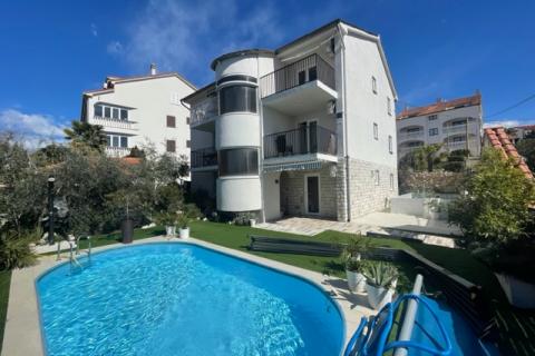 MALINSKA-kuća sa šest apartmana i bazenom -uhodani posao