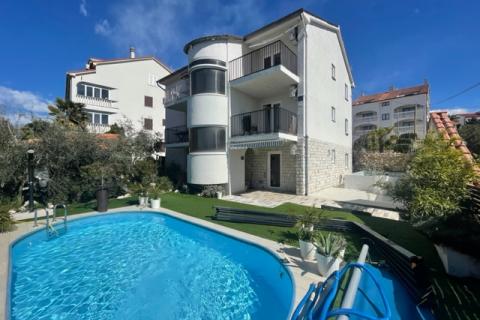 MALINSKA-kuća sa šest apartmana i bazenom -uhodani posao