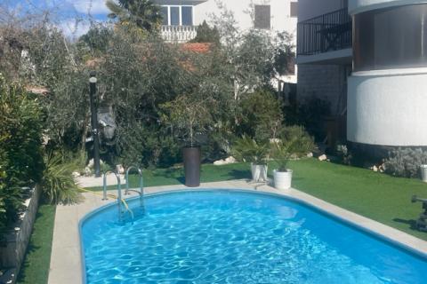 MALINSKA-kuća sa šest apartmana i bazenom -uhodani posao