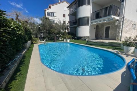 MALINSKA-kuća sa šest apartmana i bazenom -uhodani posao