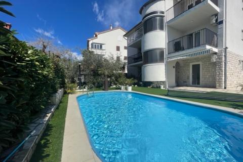 MALINSKA-kuća sa šest apartmana i bazenom -uhodani posao