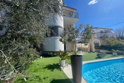 MALINSKA-kuća sa šest apartmana i bazenom -uhodani posao