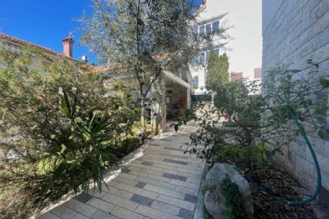 MALINSKA-kuća sa šest apartmana i bazenom -uhodani posao