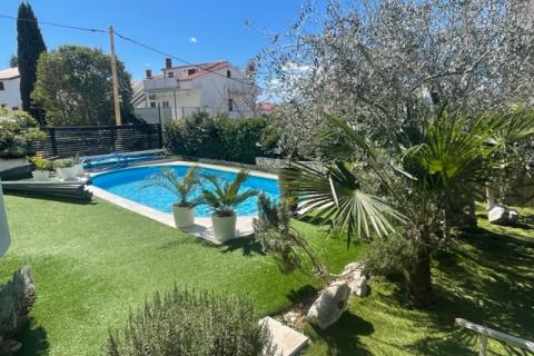 MALINSKA-kuća sa šest apartmana i bazenom -uhodani posao