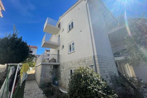 MALINSKA-kuća sa šest apartmana i bazenom -uhodani posao