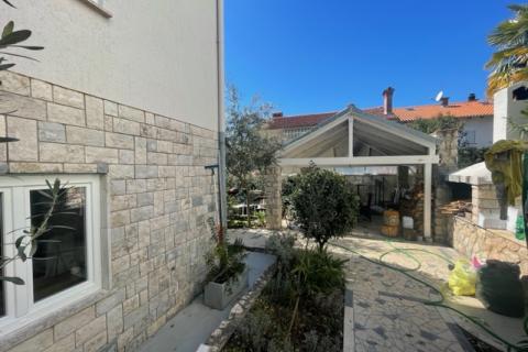 MALINSKA-kuća sa šest apartmana i bazenom -uhodani posao