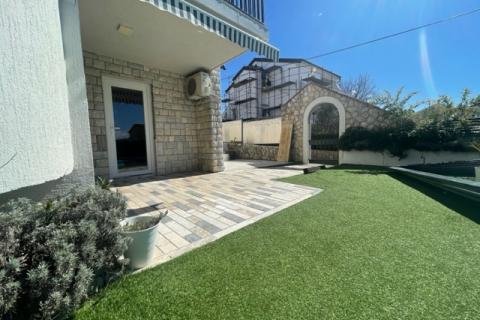 MALINSKA-kuća sa šest apartmana i bazenom -uhodani posao