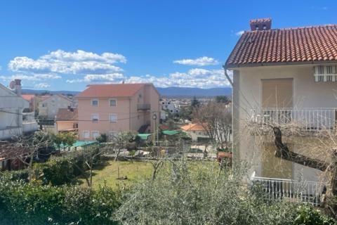 MALINSKA-kuća sa šest apartmana i bazenom -uhodani posao