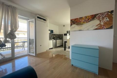 MALINSKA-kuća sa šest apartmana i bazenom -uhodani posao