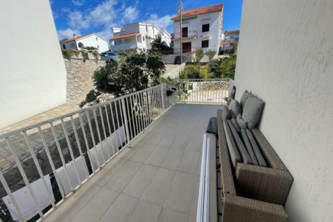 MALINSKA-kuća sa šest apartmana i bazenom -uhodani posao