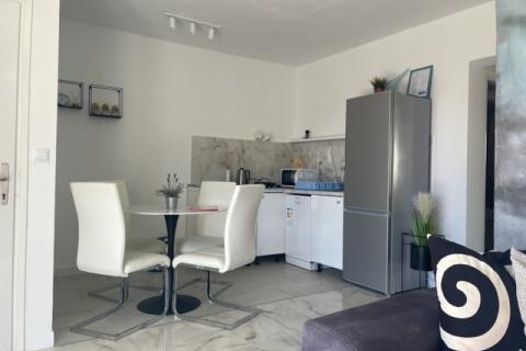 MALINSKA-kuća sa šest apartmana i bazenom -uhodani posao