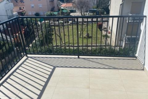 MALINSKA-kuća sa šest apartmana i bazenom -uhodani posao