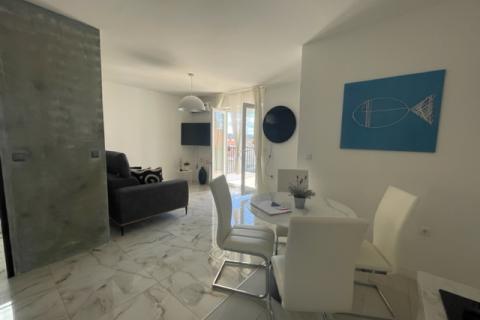 MALINSKA-kuća sa šest apartmana i bazenom -uhodani posao