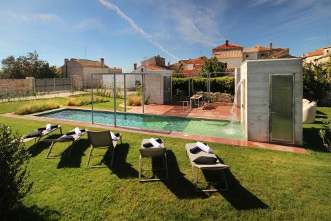 Istra - okolica Pule - predivna renovirana autohtona villa iz 17.st. 